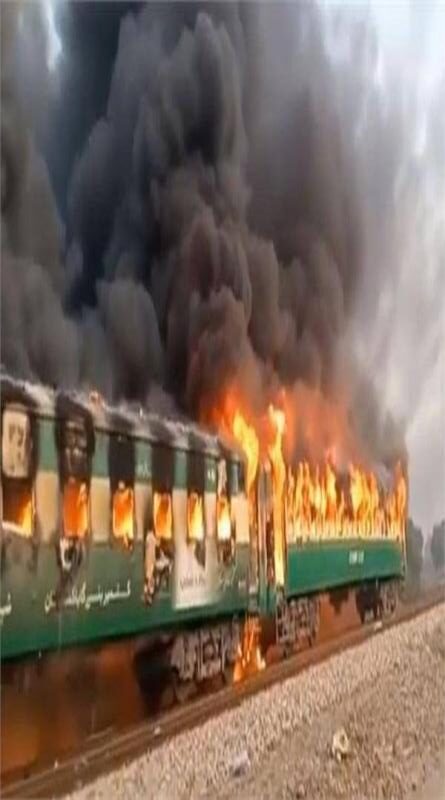 कराची-रावलपिंडी तेजगाम एक्सप्रेस में लगी भीषण आग,16 यात्रियों की मौत
