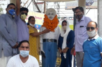 भगत सिंह चौक पर पहुंचते ही  प्रदर्शनकारियों ने  शहीदे आजम भगत सिंह  की मूर्ति पर माल्यर्पण किया
