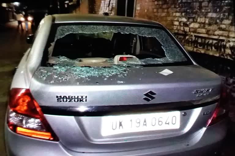 रामनगर में सभासद की गाड़ी पर हुआ हमला, आरोपी फरार