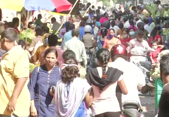 हैदराबाद की सब्जी मंडी में लोगों ने social distancing की डिस्टेंसिंग की उड़ाईं धज्जियां
