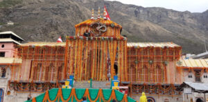 Uttarakhand: Badrinath Temple कल सुबह 4:15 बजे कपाट खुलने से पहले पूरी तरह से सजाया गया