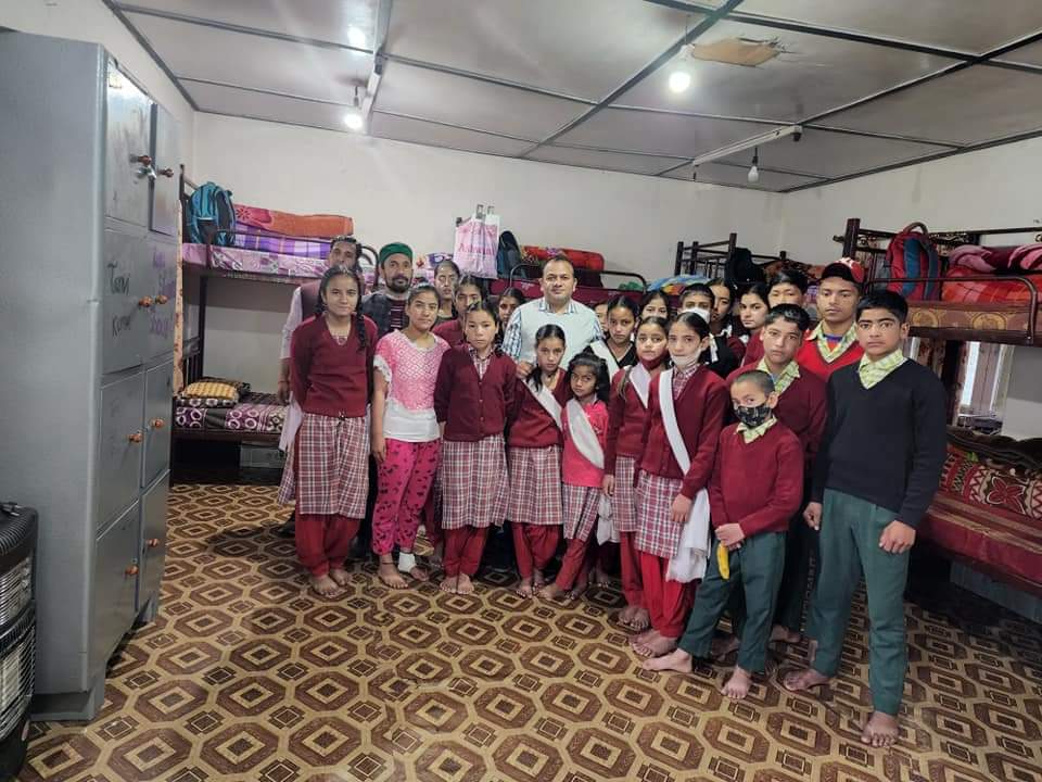 Dr. Janakraj पांगी घाटी के बच्चों के साथ
