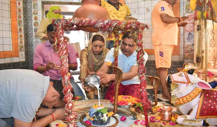 MLA REKHA ARYA ने बाबा श्री बनखण्डी नाथ जी के प्रसिद्ध पौराणिक मंदिर में  पूजा अर्चना की