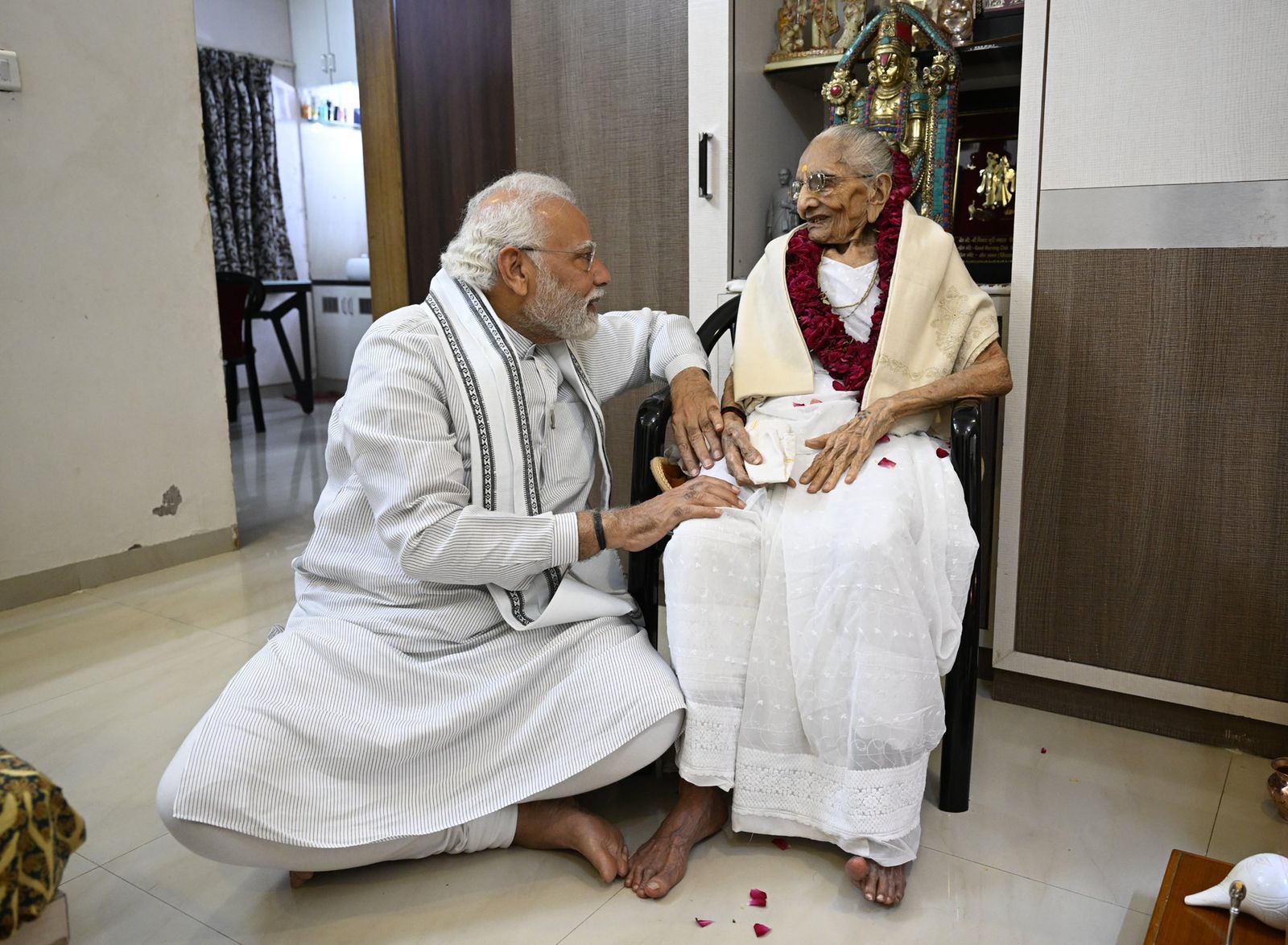 PM नरेंद्र मोदी की माता जी हीराबेन मोदी आज जीवन के 100वें वर्ष में प्रवेश किया