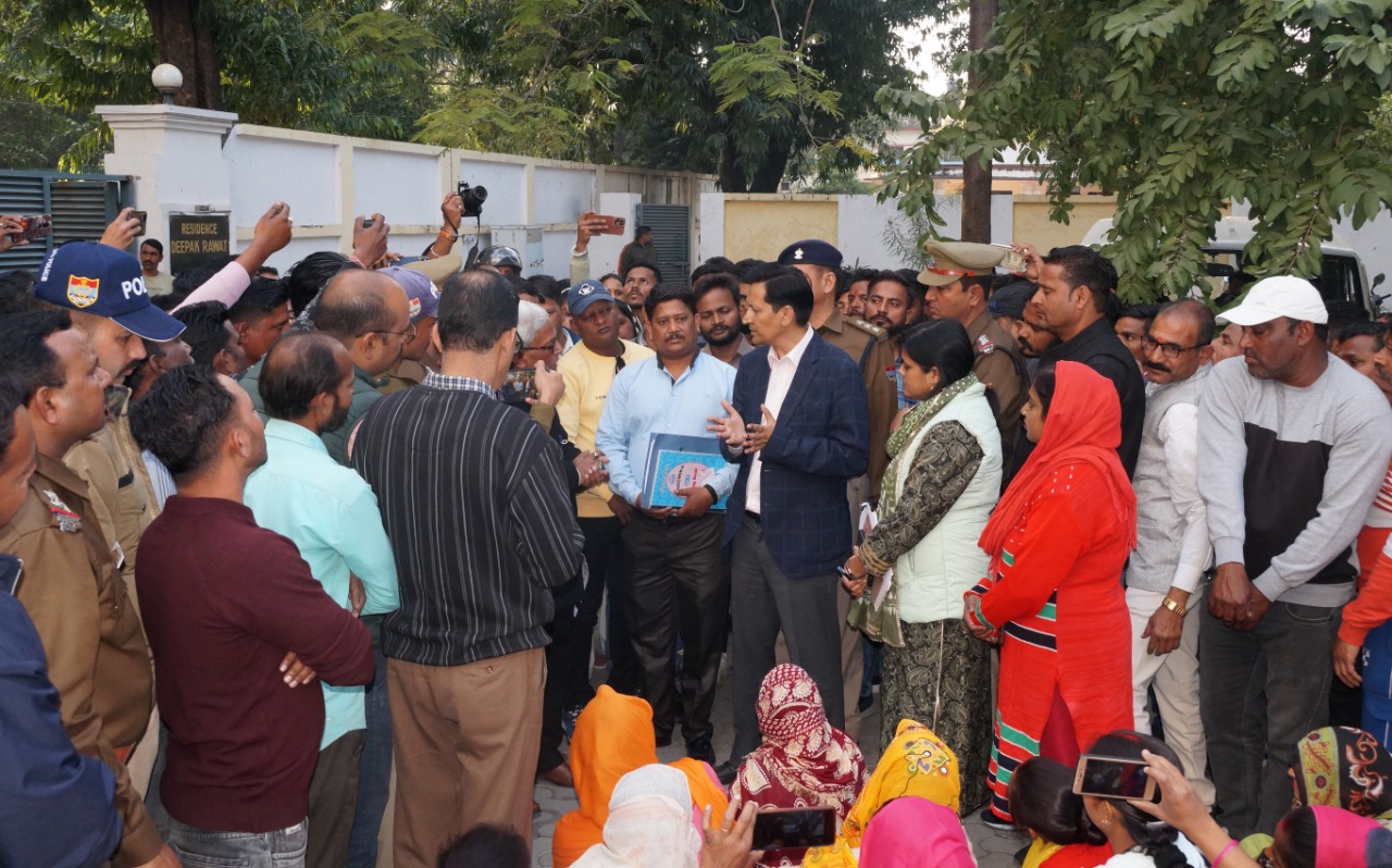आयुक्त श्री दीपक रावत द्वारा कैम्प कार्यालय में शनिवार को जनता दरबार लगाकर जनमानस की समस्यायें सुनी